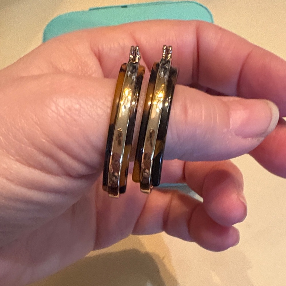 Elegant Vintage Tortoise shell acrylic gold tone oval
Hoop Earrings